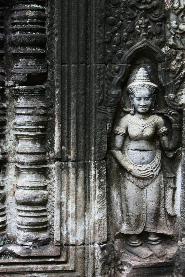 旅行4日目、Pre Rup⇒East Mebon⇒Ta Som⇒Neak Pean⇒Preah Khan編。<br />大回りコースも終盤に差し掛かり、太陽の位置がだんだん低くなっていくけど、見るべき場所はまだたくさんある!<br />境内の石槽で死者を荼毘に付し、その灰で死者を描く儀式が行われたと伝わる:Pre Rup(プレループ)。<br />巨大な象が周壁の四隅を守る:East Mebon(東メボン)。<br />かつては僧院だったバイヨン様式の小さな仏教寺院:Ta Som(タ・ソム)。<br />トゥクトゥクドライバーが1番好きな遺跡だと勧めてくれた、池の上に掛かった長い桟橋参道を歩く:Neak Pean(ニャック・ポアン)。<br />ジャヤヴァルマン7世がチャンパ軍に勝利した事を祝い創建した:Preah Khan(プリヤ・カーン)を駆け足で観光する。<br />そして夜は、ワインとキンキンに冷えたマルゲリータで乾杯した。