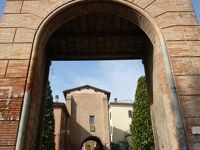 春の優雅なイタリア中部・サンマリノ巡り旅♪　Ｖｏｌ７（第２日目午前）　☆DOZZA（ドッザ）：イタリア美しき村「DOZZA」の城門と美しい美術♪