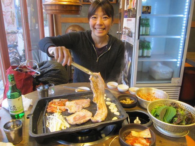 【7日目】<br />釜山からバスで5時間半でソウルに到着〜。<br />韓国旅行最後の締めくくりはやっぱり焼き肉〜。<br /><br />お肉をガッツリ食べましょう♪<br /><br />★☆★☆★☆★☆★☆★☆★☆★☆★☆★☆★☆★☆<br /><br />航空券とホテルは別取りで<br />航空券はビクトリーツアー<br />http://www.vic-tour.com/<br /><br />　　　　航空券代 : \ 5,000 <br />　出発空港利用料 : \ 2,540 <br />　　　　外国諸税 : \ 7,200 <br />　　　手配手数料 : \ 3,150 <br />　　　　　　　計 : \17,890 <br /><br />この時期のソウルの航空券では最安値をゲット！