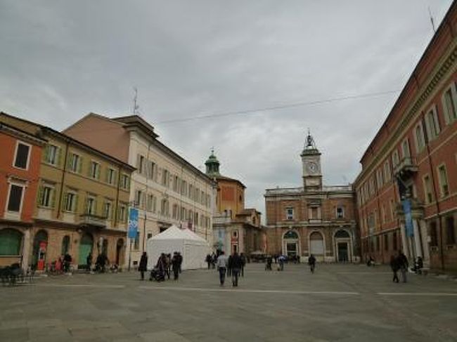 3月16日〜3月28日の11泊13日、イタリア中部とサンマリノ共和国へ行きました♪<br />宿泊地はボローニャ3泊・サンマリノ3泊・ペルージャ1泊・シエナ1泊・サンジミニャーノ1泊・フィレンツェ2泊の6か所で全て絶景のジュニアスイートルーム♪<br />ボローニャ・ドッザ・ラベンナ・フェラーラ・サンマリノ・タヴォレート・モンダイーノ・モンテファッブリ・ウルビーノ・ペーサロ・グラダーラ・サンレオ・ペルージャ・シエナ・コッレディヴァルデルザ・サンジミニャーノ・フィレンツェへ行きました♪<br /><br />☆Ｖｏｌ１３：第２日目（３月１７日昼）ラヴェンナ♪<br />今日は1日ボローニャ近郊巡りの旅♪<br />ラヴェンナはビザンチン文化の最高峰であるモザイク芸術で有名。<br />ラヴェンナの中心街にあるガッラ・プラチーディア霊廟やサン・ヴィターレ教会の素晴らしいモザイクを観賞したら、<br />ラヴェンナ旧市街を散策♪<br />カブール通り・ポポロ広場・ガリバルディ広場などぶらぶらと歩く。<br />比較的に新しい印象があり、中世的な雰囲気は感じられない。<br />ショップが多く、ブティックやファストファッションやデパートが連なる。<br />通りにはたくさんの人で賑わう。<br />ダンテの墓やサン・フランチェスコ教会を眺めながら、<br />ネオニアーノ洗礼堂へ♪