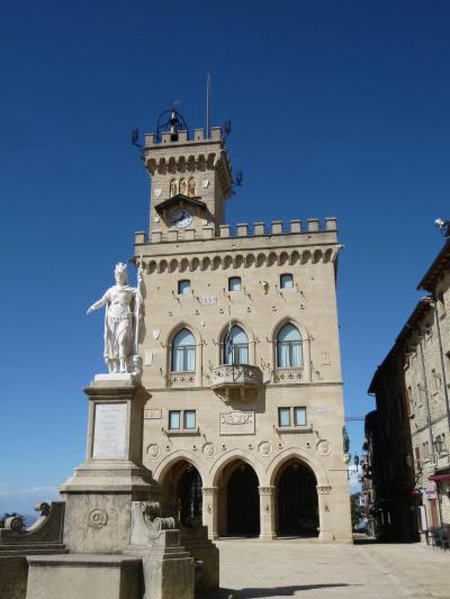 3月16日〜3月28日の11泊13日、イタリア中部とサンマリノ共和国へ行きました♪<br />宿泊地はボローニャ3泊・サンマリノ3泊・ペルージャ1泊・シエナ1泊・サンジミニャーノ1泊・フィレンツェ2泊の6か所で全て絶景のジュニアスイートルーム♪<br />ボローニャ・ドッザ・ラベンナ・フェラーラ・サンマリノ・タヴォレート・モンダイーノ・モンテファッブリ・ウルビーノ・ペーサロ・グラダーラ・サンレオ・ペルージャ・シエナ・コッレディヴァルデルザ・サンジミニャーノ・フィレンツェへ行きました♪<br /><br />☆Ｖｏｌ３１：第４日目（３月１９日昼）サンマリノ♪<br />「Grand Hotel SanMarino」のスイートルームでくつろいだら、<br />ランチタイム♪<br />散策を兼ねてレストランを探そう。<br />ホテルから1分もかからない城門を抜けて<br />旧市街内へ。<br />旧市街はもちろん、サンマリノ共和国の首都でもある。<br />首都といっても本当に小さく、<br />以前行ったシチリア島のエリーチェによく似ている。<br />旧市街はティターノ山の断崖とは反対の緩やかな斜面に広がっている。<br />このために通りは全て坂道である。<br />土産屋さんが並び、ブティックやワインショップもある。<br />青い空のもとでゆったりと散策♪