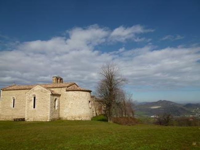3月16日〜3月28日の11泊13日、イタリア中部とサンマリノ共和国へ行きました♪<br />宿泊地はボローニャ3泊・サンマリノ3泊・ペルージャ1泊・シエナ1泊・サンジミニャーノ1泊・フィレンツェ2泊の6か所で全て絶景のジュニアスイートルーム♪<br />ボローニャ・ドッザ・ラベンナ・フェラーラ・サンマリノ・タヴォレート・モンダイーノ・モンテファッブリ・ウルビーノ・ペーサロ・グラダーラ・サンレオ・ペルージャ・シエナ・コッレディヴァルデルザ・サンジミニャーノ・フィレンツェへ行きました♪<br /><br />☆Vol56:第6日目(3月21日午前)サン・レオ♪<br />サンマリノの弟のようなサン・レオ。<br />イタリア・マルケ州にあり、サンマリノから車で30分。<br />お城に着いたのはいいが、開城30分前。<br />それまでにサン・レオ近郊の美しい教会と修道院へ。<br />「Sant'Igne's Convent」(サン・イネス修道院)。<br />草原の中にぽつんと建ち、<br />周囲の素晴らしい風景と共に<br />幻想的な絵のような光景に感激。<br />「Sant'Igne's Convent」は13世紀に建てられたもので古い。<br />しかも、アッシジのサン・フランシス教会の流れをくむ由緒正しきの修道院。<br />修道院と草原の他に、遠くにどこかの岩山の上を戴いた村や要塞があちこちと見える。<br />さらに遠くにちらりとアドリア海が見える。<br />絵のような風景を堪能したら、教会へ。<br />回廊は700年も変わらないと言われている。<br />苔むした床や柱、春の花が咲く小さな庭、<br />鳥のさえずり以外の安らぎの静けさ。<br />いにしえを思いながら。<br />教会内部は修復されている。<br />アッシジのサン・フランシス教会とのつながりを示すフレスコ画がある。<br />アッシジは震災前の20年以上前に行っており、懐かしい。<br />この美しい「Sant'Igne's Convent」を鑑賞したら、<br />サン・レオに戻ってお城へ♪