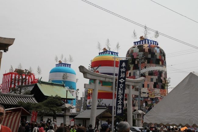 姫路にある播磨国 総社で今日から行われている三ツ山大祭に行ってきました。<br /><br />このお祭りは２０年に一度しか行われないもので、総社の前に３つの巨大な山が出現します。<br /><br />　これは、神は美しい山に降臨すると古の人々が信じたことから始まったもののようで、色とりどりの布を巻いた山を築きいて行う、降臨時礼が三山大祭の始まりのようです。<br /><br />今日から一週間祭りの行事が行われ、明日4月１日には、横綱白鵬関による奉納土俵入りもあるということです。<br /><br />（また、大相撲姫路巡業も合わせて行われるようです。）<br /><br />三ツ山祭HP　　http://sohsha.jp/mitsuyama.html