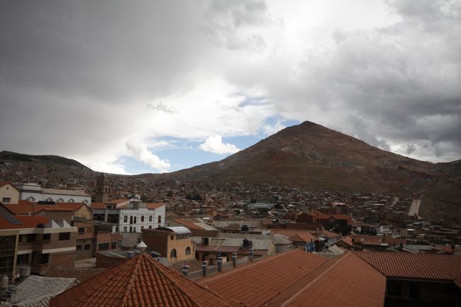 年末年始の休暇を利用し、メキシコ、ペルー、ボリビアの3か国中南米周遊旅行を敢行しました!「ウユニへ行こう」というのを発端に、南米に行くならマチュピチュも見たい、どうせならメキシコにも寄り道しようと話が進み、絶景づくしの旅行が出来上がりました。(乗継の都合から、ニューヨーク半日観光のおまけ付き。)<br /><br /> ボリビア編の旅行記は下記の通り、4分冊でまとめます。<br /><br /> ①スクレ<br /> ②ポトシ(本旅行記)<br /> ③ウユニ<br /> ④ラパス~帰国<br /><br /> 旅行14日目、標高4090mのポトシは空気が薄いせいか少し動くとすぐに体が重くなる。富士山より高い場所にいるのが信じられない。この環境のなかで現地の人々は普通の暮らしをしている。世界の半分の銀が取れた昔の面影を残す町並みは今も健在です。<br /> 最終目的地のウユニが目前に迫ってきました。今日はウユニ行きのバスが出発する時間までポトシを散策します。<br /><br />※妻の撮った写真をほとんど拝借しました。<br /><br /><1/2><br />飛行機:ラパス→スクレ<br />スクレ散策<br />バス:スクレ→ポトシ<br />泊:LA CASONA<br /><br /><1/3><br />ポトシ散策<br />バス:ポトシ→ウユニ<br />泊:La Magia De Uyuni<br /><br /><1/4><br />ウユニ塩湖ツアー<br />泊:Cristal Samana<br /><br /><1/5><br />ウユニ塩湖ツアー<br />バス:ウユニ→ラパス(夜行)<br />泊:(バス車中泊)<br /><br /><1/6><br />ラパス散策&お土産探し<br />泊:Iciban Hotel<br /><br /><1/7><br />飛行機:ラパス→マイアミ→ニューヨーク<br />泊:Pod Hotel<br /><br /><1/8><br />ニューヨーク半日観光<br />飛行機:ニューヨーク→羽田<br />泊:(機中泊)<br /><br /><1/9><br />泊:JALシティ羽田<br /><br /><1/10><br />飛行機:羽田→神戸<br />帰宅