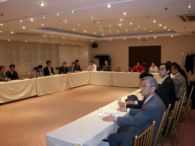 2013年3月30日(土)六本木で行われた千葉OKTA主催のビジネス交流会に参加しました。<br /><br />■交流会について<br />趣旨:弊会会員のビジネスチャンス拡大と非会員企業とのビジネス交流を促進し、企業間ネットワークの拡充を目的とする。<br /><br />2013年第1回ビジネス交流会概要<br />日時:2013年3月30日(土)16:00〜18:00<br />場所:ホテルアイビス六本木4階ホール <br /> 東京都港区六本木7丁目14番地4号<br /> http://www.ibis-hotel.com/access.html <br />参加者:千葉OKTA会員、延辺日本人会会員<br /><br />内容:以下の項目を中心にビジネス交流を促進する。<br /> ・日本企業から見た延辺市場<br /> ・日本人経営者から見た延辺経営環境:人材、技術、労使関係、関連法・手続き、技術訓練、労働態度・順応性など<br /> ・日本人から見た延辺社会・延辺人<br /> ・延辺での経営心得<br /><br />行事スケジュール<br />*千葉OKTA紹介 <br />*延辺日本人会紹介<br />*延辺日本人会進出企業の経験談と意見交換<br /> 経験談:進出動機(何故延辺だったのか?)、経営の現状と課題、<br />今後の展開(増資可能性、顧客市場拡大性、撤退可能性など)<br />*懇親会(18:00以降) <br /><br />会場では食品業界の会長さんや延辺時代の友人とも再会でき、交流を楽しみました。