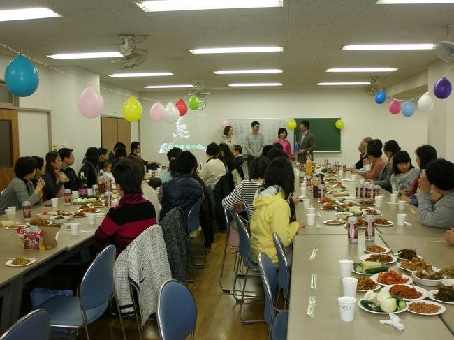 ２０１３年３月３１日（日）高島平で行われた朝鮮族のお花見会に出かけてきました。<br /><br />家族の中で一番待ち望んでいたのは長男。延辺時代の同級生・L君に会えると言う事で、この日をとても楽しみにしていました。長男はこの春大学生になりました。<br /><br />天気予報では雨、さて、どのうようなお花見会になったのでしょうか。<br /><br />■案内文<br />関係者の皆様 <br /><br />延辺大学建校64周年を記念して、延辺大学日本校友会お花見の会を開催しますので、ご家族と共に参加のほど、よろしくお願いいたします。 <br /><br />1. 日時：2013年4月7日(日)　11:00〜15:00<br /><br />2. 場所：都営三田線　高島平駅　東口より徒歩3分　 　<br />　　　東京都板橋区高島平２−３２−２　さくら通り<br />　 雨天の場合は集会所で開催（東京都板橋区高島平２−２９−１−１）<br /><br />3. 当日スケージュル<br />　受付開始　11:00<br />　開会 11:30<br />　抽選会 13:00<br />　閉会 15:00<br /><br />4. 会費：一般 3,000円、家族 1,000円、学生 1,000円、小学以下 無料<br /><br />5. 参加方法：申込は不要です。直接会場にお越し下さい。<br /><br />　お誘いあわせの上、大勢の方のご参加をお願い申し上げます。 <br /><br />6. 抽選会：抽選券は来場時に受付にて１枚/人を配布。<br /><br />7. その他：朝鮮族女性会様と共催になります。 