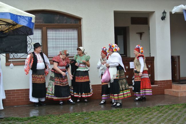 ブダペストから東へ約130kmのところにある、カロチャ刺繍と並ぶハンガリーの代表的な刺繍マチョー刺繍の街メズークヴェシュドのイースターのお祭りに行ってきました。<br /><br />メズークヴェシュドのHP<br />http://www.mezokovesd.hu/index.php?action=showmenu&amp;id=2<br /><br />マチョー・イースター&#39;13のプログラム<br />http://mezokovesd.hu/userfiles/file/programok/matyo_husvet_plakat.pdf