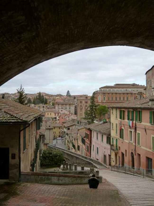 3月16日～3月28日の11泊13日、イタリア中部とサンマリノ共和国へ行きました♪<br />宿泊地はボローニャ3泊・サンマリノ3泊・ペルージャ1泊・シエナ1泊・サンジミニャーノ1泊・フィレンツェ2泊の6か所で全て絶景のジュニアスイートルーム♪<br />ボローニャ・ドッザ・ラベンナ・フェラーラ・サンマリノ・タヴォレート・モンダイーノ・モンテファッブリ・ウルビーノ・ペーサロ・グラダーラ・サンレオ・ペルージャ・シエナ・コッレディヴァルデルザ・サンジミニャーノ・フィレンツェへ行きました♪<br /><br />☆Ｖｏｌ７３：第７日目（３月２２日午後）ペルージャ♪<br />「Hotel Brufani Palace」のレストランで絶品のボンゴレカルボナーラを食べたら、観光タイム♪<br />ホテルは旧市街内にあり、メインストリートであるヴァンヌッチ通りの終点にある。<br />このために、観光スタートしやすい。<br />まずはホテルからスタート。<br />ヴァンヌッチ通りを歩くと、<br />両側にずらりとブティックやブランドの店が並ぶ。<br />この辺りは中世時代の商業都市といった感じ。<br />進むとプリオーリ宮や大聖堂が見えてくる。<br />広場に出るとこれらを囲んだ建物を眺めることができる。<br />大聖堂に入り、内部を見学。<br />天井は非常に高く優雅なアーチの柱。<br />豪華な黄金装飾や宗教画などが飾られ、素晴らしい。<br />大聖堂から出て、左手へ向かうと<br />高い建物にたくさんのアーチがかかったヴォルテ通り。<br />幻想的な雰囲気でいにしえのローマ時代が感じられる。<br />さらに進むと下り坂になり、<br />階段の通りの上にもたくさんのアーチがかかる。<br />これがアッピア通り。<br />その向こうの丘にも町が広がり、素晴らしい眺め。<br />アッピア通りの右側にはローマ時代の水道橋があり、<br />現在は歩道となっている。<br />この水道橋を歩き、谷間を渡って対岸の丘へ登っていく。<br />さらに進むとサンタンジェロ城門が見えてくる。<br />目指すはサンタンジェロ教会へ♪