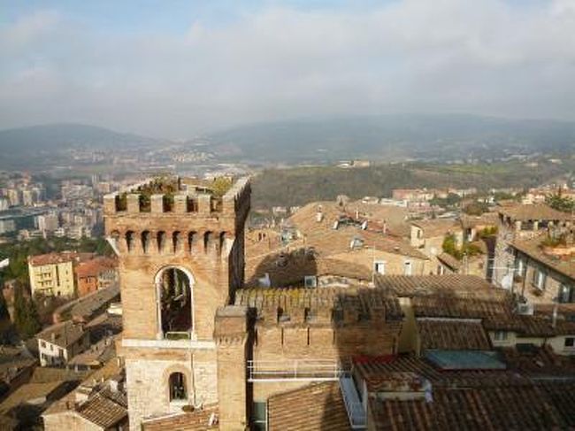 3月16日〜3月28日の11泊13日、イタリア中部とサンマリノ共和国へ行きました♪<br />宿泊地はボローニャ3泊・サンマリノ3泊・ペルージャ1泊・シエナ1泊・サンジミニャーノ1泊・フィレンツェ2泊の6か所で全て絶景のジュニアスイートルーム♪<br />ボローニャ・ドッザ・ラベンナ・フェラーラ・サンマリノ・タヴォレート・モンダイーノ・モンテファッブリ・ウルビーノ・ペーサロ・グラダーラ・サンレオ・ペルージャ・シエナ・コッレディヴァルデルザ・サンジミニャーノ・フィレンツェへ行きました♪<br /><br />☆Ｖｏｌ８１：第８日目（３月２３日朝）ペルージャ♪<br />「Hotel Brufani Palace」のジュニアスイートルームで気持ちよく目覚め♪<br />朝食は昨日のランチを利用したレストランではない、朝食専用レストランへ。<br />ブッフェでフルーツ・パン・冷たい料理・温かい料理などいろいろある。<br />シャンパンもある。<br />ゆったりと朝食を頂く。<br />客を見ると多くはビジネス風の人で、観光客らしい人は少ない。<br />朝食を頂いたら、<br />ジュニアスイートルームから朝のペルージャをゆったりと眺めて過ごす♪<br />今日は11時にシエナへ向かう。<br />11時チェックアウトまでにペルージャを散策しよう♪