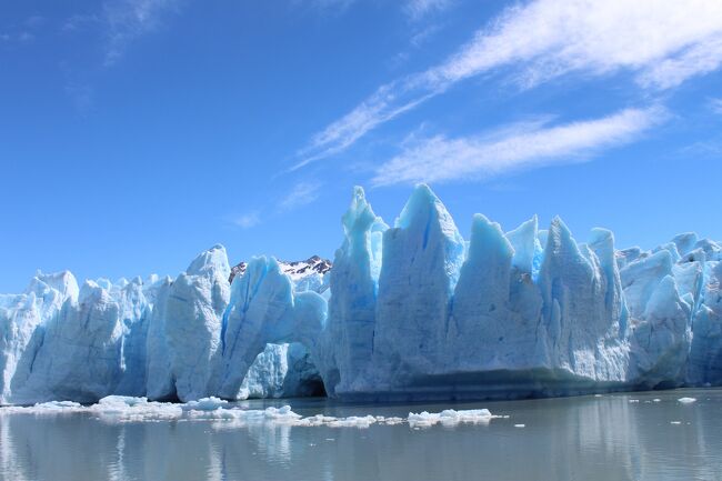 パタゴニアのエリアはとても入り組んでるのです。<br />なのでパタゴニアと言えどアルゼンチン側のぺリトモレノ氷河とチリ側のパイネ国立公園側のグレイ氷河があります。<br /><br />滞在してるtierraから行けるのはパイネ国立公園のグレイ氷河になります。<br />9時にホテルを出て1時間程走り景色のいい所でランチを調達し12時からのクルーズに出ました。<br /><br />チリでは「南に行って晴れていたら幸運を喜べ。雨が降っていたら南に来たことを実感できる」と言う言葉があるそうです。<br />これが通常の晴天かと思う所ですがこんなに穏やかなお天気はとても稀な事のようです。<br />またパタゴニアと言えば強風が名物らしいのですが滞在中は無風に近くそのお蔭で寒さも感じませんでした。<br />特有の天候を体験出来なかったのは残念な気もしますが晴天で何よりでした。<br /><br />tierraのスタッフとエクスカージョンの相談をした時に天気予報次第で決めたいと言ったら氷河だから下を見てるので万が一お天気が悪くても大丈夫だよと言ってくれてましたが、お天気がいい中の氷河クルーズは氷河の中に光が差し込み海の色が反射してなんとも言えない美しい青色になり　より神秘的になっていました。<br /><br />その後はぺオエ湖やサルトグランデを見てホテルに帰りました。<br />ホテルに帰ると美味しいカクテルとお料理が待っててくれてます。<br />お昼はエクスカージョンを楽しんで～夜はホテルを楽しむ・・・・こんな素敵な滞在、大好きです。