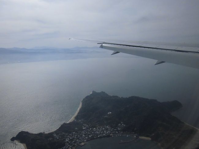 今日から四国の旅のスタートです。１日目は松山からしまなみ海道を経て小豆島へと旅します。<br />昨年９月に尾道からしまなみ海道の旅を決行したのですが、台風の影響で橋を渡ることが出来ず７時間遅れの新幹線で帰京したことがありました。今回はそのリベンジです。空路で羽田から松山へ飛び、今治ルートでしまなみ海道を渡ります。その後、尾道から山陽道を東へ岡山からフェリーに乗り小豆島へと向かのが今日の工程です。