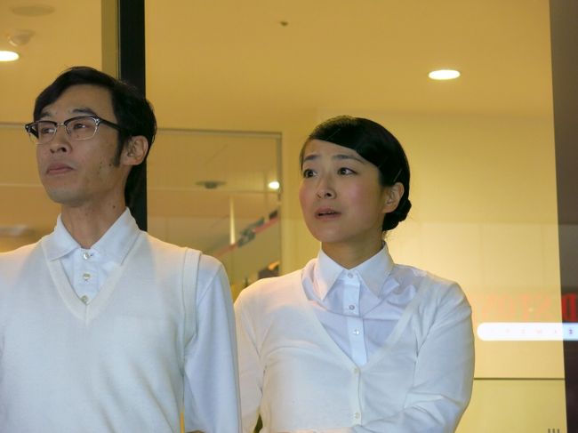 人混みが嫌いである。<br />だから週末もよっぽどのことがない限り、繁華街には出ない。<br />スカイツリーだの、ソラマチだのはもってのほかだ(笑)<br /><br />しかししかし、日本での露出が極端に少ないパントマイム・パフォーマー「シルヴプレ」が登場するとなれば、それは文句なく“よっぽどのこと”だ。<br /><br />・・・というわけで、あいにくの曇天の中、ソラマチまで出かけた。<br /><br />ちなみに「シルヴプレ」とは、今私が最も気に入っているパントマイム・デュオ。<br />オシャレで知的、TVのバラエティ番組では決して味わうことができない“大人の笑い”を届けてくれる。