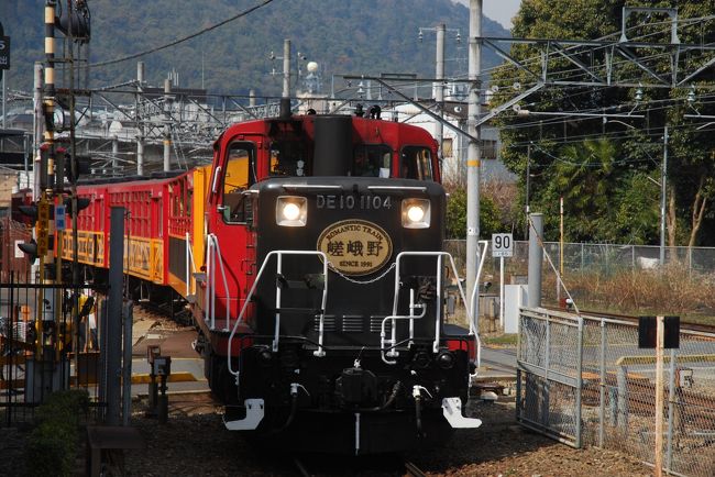 ３月、春の気配が漂い出したころ、嵯峨野のトロッコ列車の旅へと。慰安旅行の幹事として添乗員しました。<br />名古屋・・・京都（こだま）　京都・・・嵯峨嵐山（JR）　トロッコ嵯峨・・・トロッコ亀岡（嵯峨野観光鉄道）往復　　嵐山（阪急）・・・桂・・・三ノ宮<br />神戸泊でした。