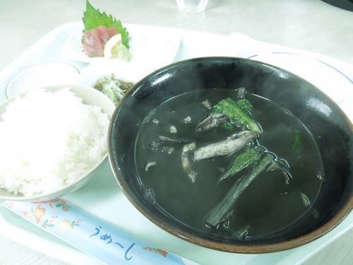 ふらり沖縄食べて飲むだけの1泊2日 泊いゆまちのマグロ食堂でイカスミ