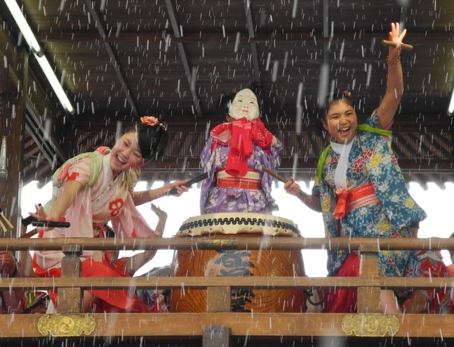 毎年２月の最終土日に開催される福井県勝山市の<br />「左義長祭り」。<br /><br />・２月に全国各地で行われる「どんと焼き」のひとつで、櫓（やぐら）の上で奏される笛・太鼓・三味線の音、そしてそれらに乗って披露される唄と踊りが実に見事らしいこと。<br /><br />・地元の人たちが本当に、心から、自分達の祭りを楽しんでいるらしいこと。<br /><br />この２つだけの心許ない情報に、なぜか惹かれて出かけました。<br />そしたら・・・・。<br /><br />想像をはるかに超える、素晴らしい！、心躍る！、夢のように楽しく幸せな祭りでした。<br /><br />勝山から帰って２カ月近く経った春になっても、祭囃子の響きと唄、踊り手の素晴らしい舞いと生き生きとした笑顔が、幾度となく思い起こされます。 <br /><br />櫓の上の素敵な表情。<br />どうぞご覧下さい。