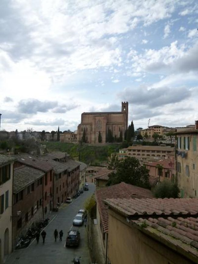 3月16日〜3月28日の11泊13日、イタリア中部とサンマリノ共和国へ行きました♪<br />宿泊地はボローニャ3泊・サンマリノ3泊・ペルージャ1泊・シエナ1泊・サンジミニャーノ1泊・フィレンツェ2泊の6か所で全て絶景のジュニアスイートルーム♪<br />ボローニャ・ドッザ・ラベンナ・フェラーラ・サンマリノ・タヴォレート・モンダイーノ・モンテファッブリ・ウルビーノ・ペーサロ・グラダーラ・サンレオ・ペルージャ・シエナ・コッレディヴァルデルザ・サンジミニャーノ・フィレンツェへ行きました♪<br /><br />☆Ｖｏｌ９１：第８日目（３月２３日午後）シエナ♪<br />シエナの至宝「Duomo」の隣「Panorama dal facciatone」から絶景を楽しんだら、<br />「Santa Caterina」（サンタ・カテリーナ教会）へ。<br />サンタ・カテリーナ教会は、修道女カテリーナの生家でもあり、<br />聖地となっている。<br />優美なアーチや優雅な雰囲気があふれ、カテリーナの人柄が映し出しているよう。<br />ゆったりと観賞したら、<br />「San Domenico」（サン・ドメニコ教会）へ。<br />ドゥオーモとは対岸に建つように丘の上に位置し、<br />そこからの眺めも素晴らしい。<br />サン・ドメニコ教会からドゥオーモや鐘楼を見渡せる。<br />教会の内部は美しいステンドグラスが並び、優雅な雰囲気。<br />また、祭壇周囲にはすばらしいフレスコ画。<br />これらを観賞したら、一応、シエナの観光は終了。<br />その後はショッピングタイム。<br />シエナはシエナ県の中心地であるため、<br />ショップが多いこと。<br />ブティックやセレクトショップがずらりと並び、<br />ショッピングが楽しい。<br />素敵なファッションやインテリアが豊富。<br />色合いの美しいTシャツやブルーの素晴らしいシャツなどを購入。<br />ゆったりとショッピングを楽しんだら、ホテルへ。<br />「Grand Hotel Continental」のジュニアスイートルームでくつろぐ。<br />天井や壁のフレスコ画を見て、今までの観光で見学したフレスコ画を思い出しながら♪