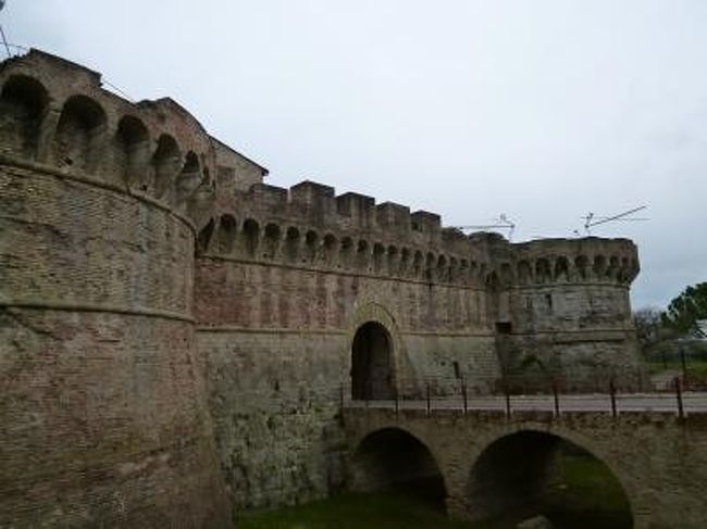 3月16日〜3月28日の11泊13日、イタリア中部とサンマリノ共和国へ行きました♪<br />宿泊地はボローニャ3泊・サンマリノ3泊・ペルージャ1泊・シエナ1泊・サンジミニャーノ1泊・フィレンツェ2泊の6か所で全て絶景のジュニアスイートルーム♪<br />ボローニャ・ドッザ・ラベンナ・フェラーラ・サンマリノ・タヴォレート・モンダイーノ・モンテファッブリ・ウルビーノ・ペーサロ・グラダーラ・サンレオ・ペルージャ・シエナ・コッレディヴァルデルザ・サンジミニャーノ・フィレンツェへ行きました♪<br /><br />☆Ｖｏｌ１０３：第９日目（３月２４日午後）コッレ・ディ・ヴァル・デルザ♪<br />サンジミニャーノからタクシーで15分のコッレ・ディ・ヴァル・デルザ。<br />コッレ・ディ・ヴァル・デルザはミシュラン星付きのレストラン「Arnolfo」で有名。<br />城壁に囲まれた旧市街の外れ、要塞址からパノラマを楽しんだら、<br />旧市街内に戻り、散策。<br />城門を抜けて跳ね橋を渡り、要塞へ歩く。<br />跳ね橋から要塞までは18世紀の比較的新しい街並み。<br />そこはいくつかの店やバールがある。<br />要塞は円形の塔を持ち、ミニお城のよう。<br />要塞と城門を眺めたら、<br />タクシーでサンジミニャーノへ帰る♪<br />サンジミニャーノ「Hotel Leon Bianco」に到着。<br />ジュニアスイートルームでゆったっりとくつろぐ♪