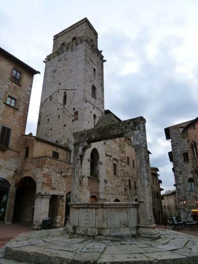 3月16日〜3月28日の11泊13日、イタリア中部とサンマリノ共和国へ行きました♪<br />宿泊地はボローニャ3泊・サンマリノ3泊・ペルージャ1泊・シエナ1泊・サンジミニャーノ1泊・フィレンツェ2泊の6か所で全て絶景のジュニアスイートルーム♪<br />ボローニャ・ドッザ・ラベンナ・フェラーラ・サンマリノ・タヴォレート・モンダイーノ・モンテファッブリ・ウルビーノ・ペーサロ・グラダーラ・サンレオ・ペルージャ・シエナ・コッレディヴァルデルザ・サンジミニャーノ・フィレンツェへ行きました♪<br /><br />☆Ｖｏｌ１０６：第１０日目（３月２５日朝）サンジミニャーノ♪<br />「Hotel Leon Bianco」ジュニアスイートルームで気持ちよく目覚め♪<br />朝食タイムまでに朝のサンジミニャーノを散策♪<br />誰もいない風景は清清しく、気持ちがいい。<br />観光客の殺到する前の貴重な静けさ。<br />ゆったりと気ままに歩く♪<br />