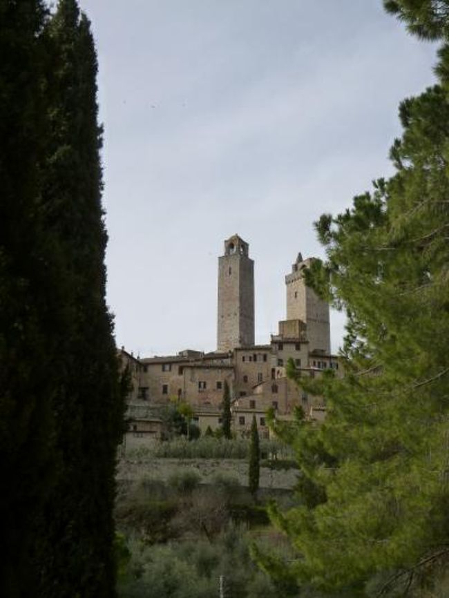 3月16日〜3月28日の11泊13日、イタリア中部とサンマリノ共和国へ行きました♪<br />宿泊地はボローニャ3泊・サンマリノ3泊・ペルージャ1泊・シエナ1泊・サンジミニャーノ1泊・フィレンツェ2泊の6か所で全て絶景のジュニアスイートルーム♪<br />ボローニャ・ドッザ・ラベンナ・フェラーラ・サンマリノ・タヴォレート・モンダイーノ・モンテファッブリ・ウルビーノ・ペーサロ・グラダーラ・サンレオ・ペルージャ・シエナ・コッレディヴァルデルザ・サンジミニャーノ・フィレンツェへ行きました♪<br /><br />☆Ｖｏｌ１０９：第１０日目（３月２５日午前）サンジミニャーノ♪<br />今日は最終地であるフィレンツェへ移動の予定でチェックアウトは１１時。<br />１１時までに観光とショッピングを。<br />サンタゴスティーノ教会を観賞したら、<br />旧市街外れのS.Iacopo教会と城門へ。<br />小さな教会と城門を観賞したら、<br />城壁に沿って周囲の美しい自然を眺めて。<br />Fonti城門へ。<br />Fonti城門から急斜面の坂道と階段で上り、<br />旧市街内へ歩く。