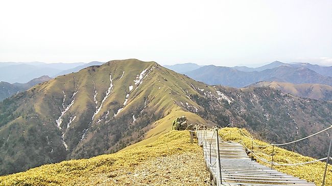 徳島県の剣山登山を皮切りに四国各県の良いとこどりの欲張り巡り旅です。<br /><br />かなり朝早く大阪を出発し、淡路島・鳴門を経由し徳島自動車道を経て、祖谷温泉、かずら橋などの名所も通過し剣山へ直行しました。<br /><br />リフトがまだ営業されていないにも関わらず、思った以上の登山客がいました。<br />大剣道コースで登りましたが、短時間で登れる尾根道コースの方が多いのか、頂上に近いところでは、雪がまだ積もっていて、軽アイゼンを持参すべきだったと思いました。<br />しかし全体的には、遊歩道のような登山道で、ハイキング登山という感じでした。<br /><br />頂上では、360°パノラマの綺麗な景色が堪能できました。<br /><br />帰りは、尾根道コースを下りました。<br />割と傾斜がありましたが、こちらは30分足らずでリフト駅に到着し、更に30分程で下山できました。<br /><br />リフトを利用するとあっという間に登頂してしまうので、登山目的の方は、リフト利用せずに登るのがおススメかと思いました。<br /><br />意外とリフトもお高いようですし笑<br /><br />