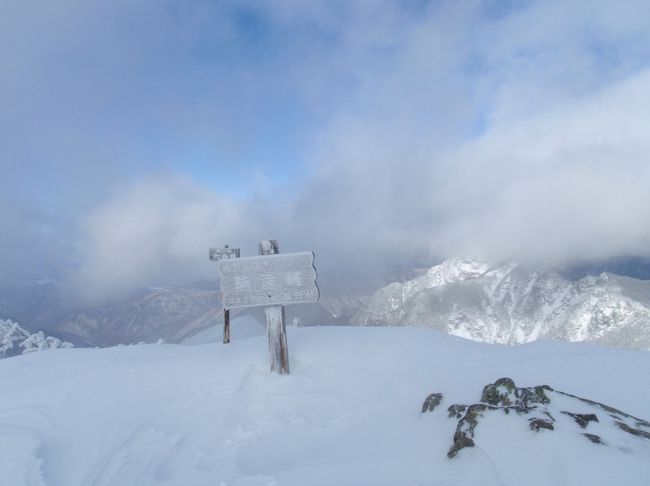 年末には珍しく標高の高い山でも雨となり、登山口である戸台かをら仙水小屋まで大変だった。<br />翌日、晴れ間が出たので甲斐駒ヶ岳を目指したが小屋より上部は雪が夜中に降っていたようで、また、この日最初に入ったのは私だったため、トレースも消え、ラッセルが行く手を阻み、稜線は強風でもあったため、無理せず駒津峰までの到達とし下山した。今回は日程もなかったため、翌日再チャレンジすることができなかった。<br />この年末年始は山の天候が荒れ各地で遭難者も出たようです。