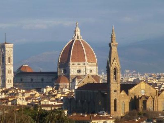 3月16日〜3月28日の11泊13日、イタリア中部とサンマリノ共和国へ行きました♪<br />宿泊地はボローニャ3泊・サンマリノ3泊・ペルージャ1泊・シエナ1泊・サンジミニャーノ1泊・フィレンツェ2泊の6か所で全て絶景のジュニアスイートルーム♪<br />ボローニャ・ドッザ・ラベンナ・フェラーラ・サンマリノ・タヴォレート・モンダイーノ・モンテファッブリ・ウルビーノ・ペーサロ・グラダーラ・サンレオ・ペルージャ・シエナ・コッレディヴァルデルザ・サンジミニャーノ・フィレンツェへ行きました♪<br /><br />☆Ｖｏｌ１２３：第１２日目（３月２７日朝）フィレンツェ♪<br />「Villa La Vedetta」ジュニアスイートルームで気持ちよく目覚め♪<br />今日は帰国♪<br />晴れ渡った朝の美しいフィレンツェ。<br />朝日を浴びて輝くドゥオーモやヴェッキオ宮。<br />最後の眺めは素晴らしいものに。<br />飛行機は１０時出発。<br />なので、７時にチェックアウト。<br />専用車でフィレンツェ国際空港へ♪