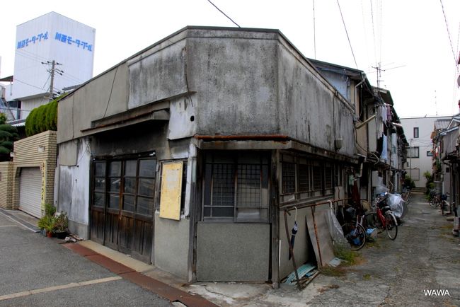 阪神神戸線杭瀬駅の北には、規模の大きな杭瀬市場やアーケード商店街があると言うので、日曜ながらカメラをポケットに市場や商店街見物に出かけて来ました。旅行記の後半になりますが、中でも杭瀬栄町商店街では、数十年も時が止まった様な昭和レトロ満載の貴重な町並みを見ることが出来ました。<br /><br /><br />