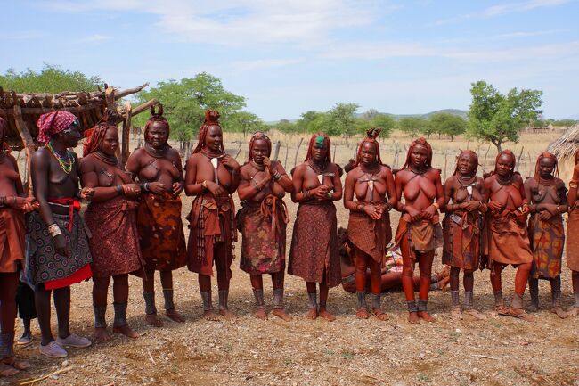 年末・年始に訪れたナミビアでの旅行記です。第７日目は２０１３年１月１日。新年を迎えました。本日はヒンバ族との御対面の日。これまでいろいろな国の人と交流してきましたが、昔ながらの生活スタイルを維持している民族とは初めてのような気がします。写真はそのヒンバ族との交流の時のものです。<br /><br />＜旅程＞１２／２６－１／４<br />第１日　東京→香港→ヨハネスブルグ（機中泊）<br />第２日　ヨハネスブルグ→ウィントフック→ナミブ・ナオクラフト国立公園（泊）<br />第３日　ナミブ・ナオクラフト国立公園（泊）<br />第４日　ナミブ・ナオクラフト国立公園→月の谷→スワコプムント→ウォルビスベイ（泊）<br />第５日　ウォルビスベイ→ケープクロス→ダマラランド（泊）<br />第６日　ダマラランド→化石の森→トゥバイフルフォンテイン→カオコランド（泊）<br />第７日　カオコランド→エトーシャ国立公園（泊）<br />第８日　エトーシャ国立公園→ウィントフック（泊）<br />第９日　ウィントフック→ヨハネスブルグ→香港（機中泊）<br />第10日　香港→東京 <br />