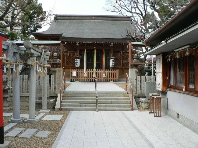 堤根神社（つつみねじんじゃ）は、大阪府門真市にある神社で茨田堤の鎮守として創建されている。門真市内には堤根神社が２社あるが門真市宮野町の堤根神社は淀川の支流・古川の南岸のかつての茨田堤の際に鎮座しており祭神は彦八井耳命・菅原道真。茨田堤築造に関係の深い茨田氏が堤の鎮守として祖神・彦八井耳命を祀ったものと伝えられている。<br />平安時代中期に編纂された延喜式神名帳には河内国茨田郡五座の第一位に列せられ門真で唯一の式内社だったそうで鳥居前には河内と大和を繋ぐ行基道があり古くから信仰を集めていた。<br />堤根神社（つつみねじんじゃ）社殿の近くに茨田堤の一部が残り、その上に樹齢５００年以上の樟が生えている。昭和の初期までは茨田堤跡がもっと長く残っていたが宅地開発により削られているが昭和４８年に大阪府史跡「伝茨田堤」に指定され一部が残されている。<br />門真市駅（かどましえき）は、大阪府門真市にの京阪電気鉄道・大阪高速鉄道の駅で門真市役所、門真市立図書館、門真府民健康プラザ、門真市立公民館ｊなどに近い。 <br />（写真は堤根神社）<br /><br />