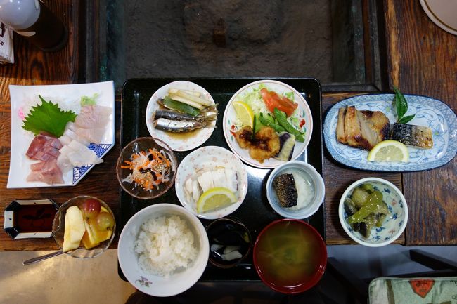 毎週１回程度、夕御飯、土曜日の昼御飯を食べに行く氷見の定食屋さん。<br />2013年４月より、その５を作成することにしました。<br />富山ー氷見間は車で１時間弱、食事に行くためのドライブ旅行です。<br /><br />ちなみに、2011年度版その１、2012年度前半その２、2012年度後半その３、その４はこちら。<br />http://4travel.jp/traveler/syumatsutraveler/album/10625805/<br />http://4travel.jp/traveler/syumatsutraveler/album/10659662/<br />http://4travel.jp/traveler/syumatsutraveler/album/10716250/<br />http://4travel.jp/traveler/syumatsutraveler/album/10739494/<br /><br />（定食屋さん）<br />かわむら屋　氷見市幸町32-32　TEL 0766-72-4578<br />営業時間(10:00頃-19:00頃)。日曜祭日はお休み。<br />おまかせ定食　1000円<br />お刺身定食　1000円<br />日替わり定食　700円<br />そのほか、お好み焼きなどいろいろあります。<br />お酒は、ビールが少しと日本酒が少し。<br />氷見市内で、お昼御飯どうしようかなというとき、少人数でそおっと寄ってみてください。<br /><br />追記：<br />遠方からの旅行にいらした方、訪れる前に一度電話をされてみてください。<br />臨時休業されていたり、お客さんが沢山で、お刺身が売り切れのことがあります。<br />ごくまれに天候が悪くて、氷見での漁がなく、魚のあがらない日もあります。