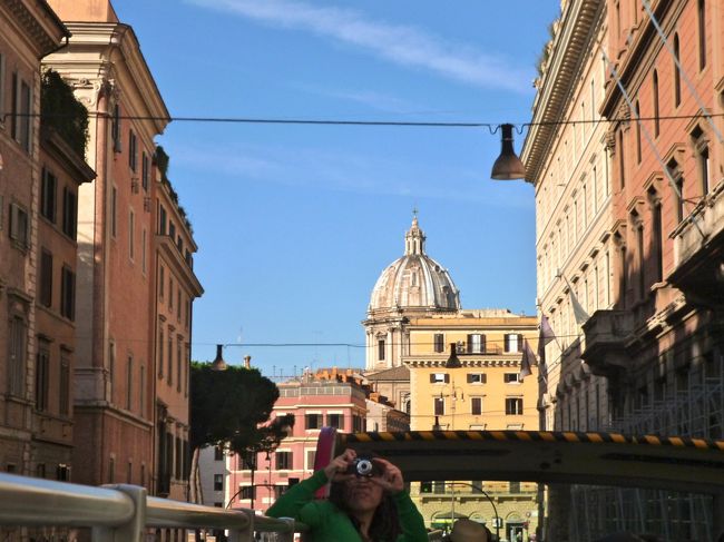 ローマも冬なのにちょうどいい気候でした　<br />ひたすら私の写真に映り込む謎のグリーンニットのスペイン人<br />あれ？なんか目があったと思ったら。<br />写真撮ってってカメラを渡してきた。<br />撮ってあげた。<br />笑顔がラテン系で可愛かった。