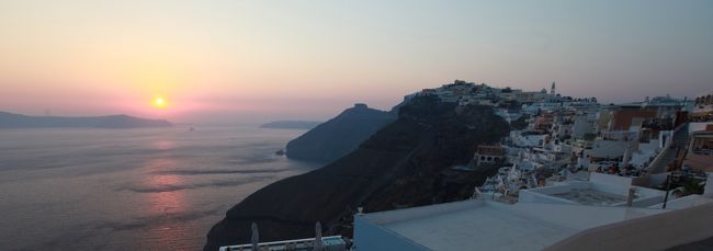 初めてのサントリーニ島３泊の旅。<br /><br />ギリシャ本島から南東へ２３５キロ。キクラデス諸島の最南端。空港は島の東側、島最大の街・フィラは西側崖の淵にある。イアとアクロティリ遺跡訪問。<br /><br />＊＊＊＊＊＊＊＊＊＊<br />「主な行程」<br />　<br />2012年7月5日仙台→アテネ1泊（キング　ジョージ　パレスホテル）<br />　　　7月6日アテネ→ミコノス2泊（ホテル・アルキオン）<br />　　　7月8日ミコノス→サントリーニ3泊（アストリア　ホテル）<br />　　　7月11日サントリーニ→ベルリン3泊（パレス　ホテル）<br />　　　7月14日ベルリン→ケルン3泊（アジムート ホテル）<br />　　　7月17日ケルン→フランクフルト→機内泊<br />　　　7月18日成田→仙台<br /><br />交通機関<br />2012/07/05 　NH 3232 　仙台－東京（成田） <br />2012/07/05 　NH 0207 　TOKYO/NARITA - MUNICH<br />2012/07/05 　LH 1684 　MUC発１９．５０ ATH着２３．１０<br /><br />2012/07/06 　高速船ピレウス港17.45発。ミコノス・タウンに21.20着<br />2012/07/07　ミコノスタウンから船でAM10.00発ディロス島最終便日帰り<br />2012/07/08　高速船ミコノスタウン14.55発サントリーニフィラ17.35着 　<br />　　　　　　滞在中イア、アクロティリ遺跡へバスで往復<br />2012/07/11 　A3 0355 11:55 Thira 発12:40 Athens着 　ANA pp 93<br />　　　　　　LH 0194Athens発13:40 Frankfurt着15:45　ANA pp 187<br />　　　　　　 LH 1279 Frankfurt発18.25Berlin着19.35 ANA pp 490 <br />　(以上3便エーゲ航空扱いで二人全部で５９６．７４ユーロ）<br />　（仙台発着アテネイン、ＦＲＡアウトはＡＮＡ扱いでＣクラス特典航空券)　　<br /><br />2012/07/13 ベルリン←(DB)→ハンブルグ日帰り 　<br />2012/07/14　ベルリン→(DB)ケルン 　<br />2012/07/15　ケルン←(DB)→ボン日帰り 　　　　　　　　<br />2012/07/16　ケルン←(DB)→ハイデルベルグ日帰り　<br />2012/07/17　ケルン→(DB)ＦＲＡ空港駅　<br /><br />2012/07/17 　NH 0210 　FRANKFURT - TOKYO/NARITA <br />2012/07/18 　NH 3235 　東京（成田）－仙台<br /><br />:::::::::::::<br />高速船<br /><br />　アテネ→ミコノス→サントリーニ<br />　　　　[http://www.hellenicseaways.gr/index.asp?a_id=80]<br />ヘレニックシーウエイズ　　<br /><br /><br />::::::::::::::<br />バス　　クテル<br /><br />「http://www.ktelmykonos.gr/」クテル・ミコノス<br />　　　ミコノスタウン発着　<br />　　<br /><br />「http://www.ktel-santorini.gr/」クテル・サントリーニ<br />　　　サントリーニ島フィラ←→イア　など<br /><br />**************<br />ピレウスから高速船でミコノス島へは「https://ssl.4travel.jp/tcs/t/editalbum/edit/10749318/」<br /><br />