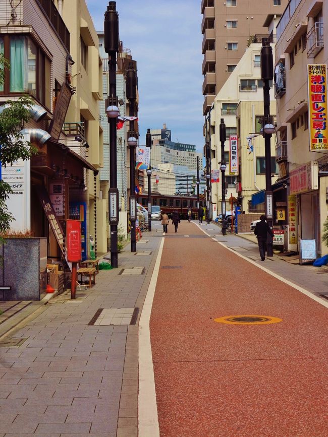 品川宿は、東海道五十三次の宿場の一つ。東海道の第一宿であり、中山道の板橋宿、甲州街道の内藤新宿、日光街道・奥州街道の千住宿と並んで江戸四宿と呼ばれた。<br />慶長6年(1601年)に中世以来の港町、品川湊の近くに設置され、北宿、南宿、新宿にわかれていた。場所は、現在の東京都品川区内で、京急本線の北品川駅から青物横丁駅周辺にかけて広がっていた。目黒川を境に、それより北が北品川、南が南品川とされた。<br /><br />土蔵相模 - 幕末の志士たちが、時に密議を凝らし、時に遊女と遊んだ宿。<br />幕府御用宿釜屋跡 - 土方歳三ら新撰組が定宿としていた茶屋。<br />品川寺 - 空海開山の寺。江戸六地蔵第一番や洋行還りの大梵鐘、樹齢推定300年の大銀杏などで知られる。<br />東海寺 - 大徳寺住持沢庵宗彭のために三代将軍徳川家光が建立した。<br />(フリー百科事典『ウィキペディア(Wikipedia)』より引用)<br /><br /><br />品川宿については・・<br />http://www.natsuzora.com/dew/tokyo-east/shinagawashuku.html<br />http://yuhoyuyu.sakura.ne.jp/course/cn455/index.html<br />http://www.keikyu.co.jp/webtrain/ryouma/spot/spot_tokaido_honjin.html<br />http://japan-city.com/sina/100kei/index.html<br />