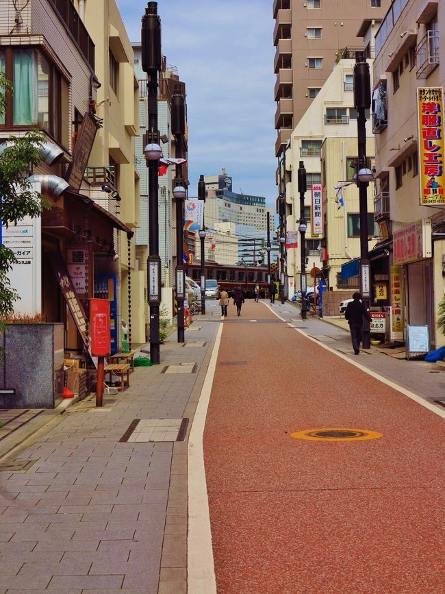 品川宿は、東海道五十三次の宿場の一つ。東海道の第一宿であり、中山道の板橋宿、甲州街道の内藤新宿、日光街道・奥州街道の千住宿と並んで江戸四宿と呼ばれた。<br />慶長6年（1601年）に中世以来の港町、品川湊の近くに設置され、北宿、南宿、新宿にわかれていた。場所は、現在の東京都品川区内で、京急本線の北品川駅から青物横丁駅周辺にかけて広がっていた。目黒川を境に、それより北が北品川、南が南品川とされた。<br /><br />土蔵相模 - 幕末の志士たちが、時に密議を凝らし、時に遊女と遊んだ宿。<br />幕府御用宿釜屋跡 - 土方歳三ら新撰組が定宿としていた茶屋。<br />品川寺 - 空海開山の寺。江戸六地蔵第一番や洋行還りの大梵鐘、樹齢推定300年の大銀杏などで知られる。<br />東海寺 - 大徳寺住持沢庵宗彭のために三代将軍徳川家光が建立した。<br />（フリー百科事典『ウィキペディア（Wikipedia）』より引用）<br /><br /><br />品川宿については・・<br />http://www.natsuzora.com/dew/tokyo-east/shinagawashuku.html<br />http://yuhoyuyu.sakura.ne.jp/course/cn455/index.html<br />http://www.keikyu.co.jp/webtrain/ryouma/spot/spot_tokaido_honjin.html<br />http://japan-city.com/sina/100kei/index.html<br />