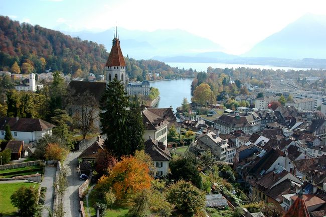 スイスの秋をドライブで堪能！　【２】紅葉のトゥーンの街と二つの湖巡り