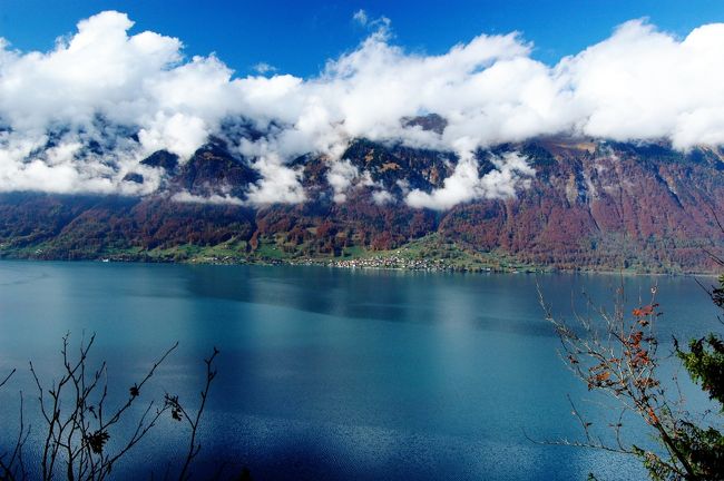 スイスの絶景と秋の彩を堪能するドライブ旅行です。<br />夢だったフルカ峠越えを実現してアーレ氷河に触れ、ブリエンツ湖のエメラルドグリーンの湖面と紅葉の対比にうっとり。カートレインでアルプスを越えて色づく一面のぶどう畑の中を見ながらモントルーを訪れ、フランスに入ってモンブランのエギュ・ド・ミディ展望台から絶景を眺めます。　　　　　　　　　　　　<br />　　　　　　　　　　　　　　　　　　　　　<br />　【１】あこがれのフルカ峠ドライブ　　　　<br />　【２】紅葉のトゥーンの街と二つの湖巡り　<br />＞【３】ブリエンツ湖の絶景と　　　　　　　<br />　　　　ローヌ河畔の一面の色づくぶどう畑　<br />　【４】紅葉燃える国境越えとモンブラン　　<br />　　　　　　　　　　　　　　　　　　　　　<br />ーーーーーーーーーーーーーーーーーーーーー<br />【３】雲が垂れ込める中、グリデルワルトを離れレマン湖畔のモントルーに向かいます。ブリエンツ湖畔のパーキングエリアで景色を眺めていると雲が切れ日が当たってきて、紅葉の中で湖面がエメラルドグリーンに輝き出しました。カートレインで車に乗ったまま貨車に乗ってアルプスを南に越えると、ローヌ川沿いは色づいたぶどう畑が一面に広がっていました。　　　<br />ーーーーーーーーーーーーーーーーーーーーー<br />　　　　　　　　　　　　　　　　　　　　　<br />旅程　　　　　　　　　　　　　　　　　　　<br />　【１】10/29 成田＝チューリッヒ　　　　　<br />　　　　10/30 チューリッヒ＝フルカ峠　　　<br />　　　　　　　＝グリンデルワルト　　　　　<br />　【２】10/31 トゥーン湖、ブリエンツ湖一周<br />＞【３】11/ 1 グリンデルワルト＝モントルー<br />　【４】11/ 2 モントルー＝モンブラン　　　<br />　　　　　　　＝ジュネーブ　　　　　　　　<br />　　　　11/ 3 ジュネーブ＝チューリッヒ＝　<br />　　　　11/ 4 ＝成田　　　　　　　　　　　<br />　　　　　　　　　　　　　　　　　　　　　<br />※２０１３／５／１０投稿