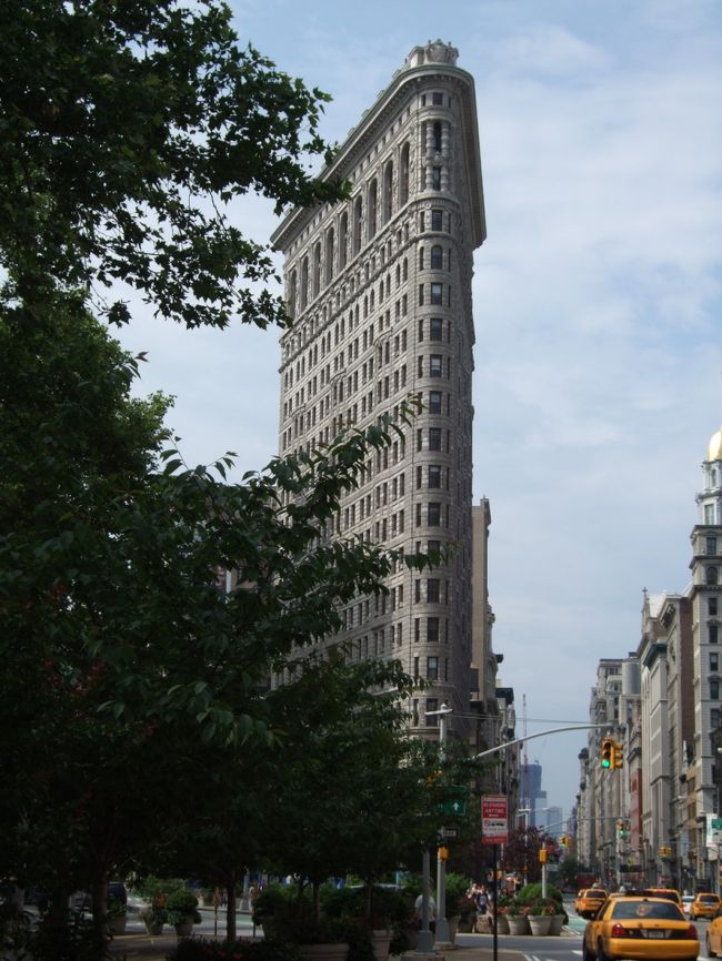 ブライアント公園から散策しながら着いたのがフラットアイアンビルヾ(＠°▽°＠)ﾉ<br />フラットアイアンビルは1902年に竣工し、現存するニューヨークのビルの中でも古い歴史を持っています^^<br />高さ87mの22階建てで、完成当時はニューヨークでも最も高い建築物のひとつ^^<br />ビルディングは、三角形の珍しい形で建築様式も古いものです^^ヽ(ﾟ◇ﾟ )ﾉ<br />最も細いところでは1メートル弱しかないそうでニューヨークで最も古い摩天楼とも言われます^^<br />このビルの場所は五番街、ブロードウェイおよび22丁目の三つの通りで囲まれた三角地帯となっています^^≧(´▽｀)<br />この特徴的なビルはニューヨークの象徴の一つとなり1966年にニューヨーク市ランドマークに指定され、1979年にアメリカ合衆国国家歴史登録財に登録、1989年にはアメリカ合衆国国定歴史建造物に指定されたそうです^^(*^▽^*)