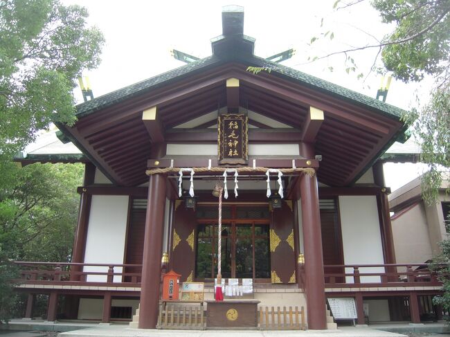 ＪＲ川崎駅から市役所通りを７～８分歩きますと交差点北側に稲毛神社（いなげじんじゃ、神奈川県川崎市川崎区宮本町）が在ります。<br /><br />創建年代は不詳ですが御神木の大銀杏が樹齢一千年との推定から古社であることが明らかです。<br /><br />奈良時代頃は東国での争いが日常化となっており、この動乱を鎮めるため歴代天皇は当社に戦勝と和平を祈り、その後も長く勅願所であったようです。<br /><br />鎌倉時代では幕府より社領７００石を得て、頼朝の命により佐々木四郎高綱（ささき・しろう・たかつな、１１６０～１２１４）が社殿の造営を担います。<br /><br />室町時代では当時の神主が新田氏との関係があったため、社領が２０石に減ぜられるありさまでした。<br /><br />江戸時代では幕府から２０石を得るなか、社家九家を擁するほどの位置を占め、川崎宿とその周辺の鎮守として住民の崇敬を集めます。<br /><br />社寺の名称については、多摩川の南部流域は歴史的に「稲毛荘」と呼ばれていたため「川崎大神稲毛神社」を経て明治中期には「稲毛神社」となり現在に至っています。<br /><br /><br /><br />２０２２年８月１１日追記<br /><br />当該神社ホームページには下記の通り紹介されています。<br /><br />『　ご　由　緒<br />当神社のご創建の年代は詳らかではありませんが、御神木大銀杏の樹齢が一千年と推定されるところから、当地の古社であることがわかります。<br /><br />社伝によれば、当神社は東国に争乱の絶えなかった頃、武神・武？？神をまつり、天皇軍の戦勝を祈る社として建てられたと伝えられています。第十二代景行天皇が東国御巡遊のおり当社に賊難を避けられたといい、第二十九代欽明天皇の御代、この地方に動乱が絶えなかったため、天皇は当神社に幣？・七串を奉り、新たに経津主神、菊理媛神、伊弊諾神、伊弊再神を配祀せしめられ、戦勝とその後の親和協力を祈られ、以後長く勅願所であったと伝えられます。<br /><br />鎌倉時代以降<br />鎌倉時代には将軍家より社領七百石を賜り、佐々木四郎高綱公が源頼朝公の命を受けて御社殿の造営に当たりました。<br /><br />足利時代には、当時の神主が新田家と関係が深かったため社領を二十石に削られてしまいました。しかしこの時代の信仰の深さを物語る資料として、応永１１年（１４０４）の大般若経六百巻施入の記録があります。また新潟県の国上寺に現存する長禄２年（１４５８）銘の鰐口は河崎山王社すなわち当社に奉献されたものです<br /><br />秀吉公および江戸幕府からは二十石を賜りました。とくに家康公江戸入府に際し天海僧正ご巡見の参拝あり、随身門、神馬等の寄進を受けたと伝えられます。江戸時代中期以降は平和な時代風潮の中で殷賑を極め、社家九家社人十三人を擁し、川崎宿および河崎七ヶ村の鎮守として広く近隣一円の崇敬を集め、例大祭「川崎山王まつり」は６月１５日に行われ、その盛況なさまから「東の祇園」と称されて街道名物の一つとなっていました。』