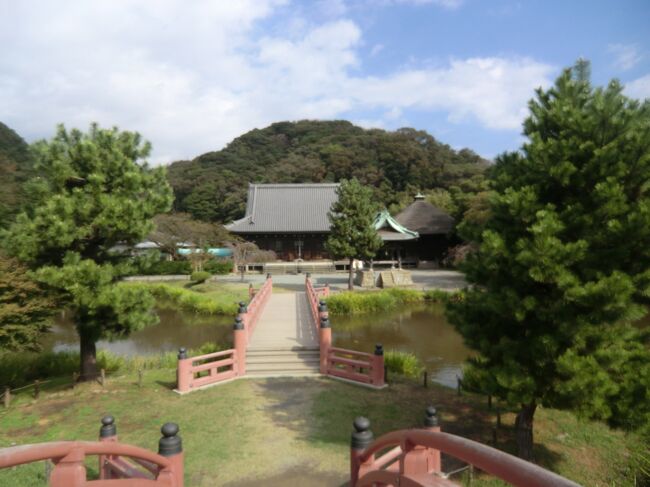 京浜急行金沢文庫駅から徒歩15分の称名寺(しょうみょうじ)を訪問しました。<br /><br />『称名寺は鎌倉幕府(12〜14世紀)の要人北条実時が、ここ金沢の地に13世紀中頃本拠地を造り、その中に持仏堂を建てたのが始まりです。実時の子顕時、孫の貞時が更に拡充して、三重塔を含む七堂伽藍を完備した大寺院とした全盛時代の様子が「称名寺絵図」(1323年)に記録されています。<br /><br />鎌倉は、幕府が開かれ人口も急増し、各地から米を始め大量の物資が船で運び込まれました。金沢の六浦が外港として鎌倉の台所口となり、物資は朝比奈切り通しを越えて運ばれました。六浦は、重要な地となり、金沢北条氏が邸宅を構えてこの地を抑えたとされています。』(称名寺パンフレット)