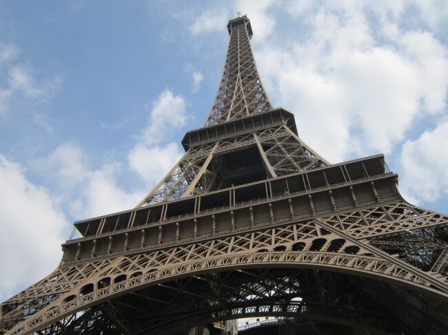 昼食を食べたら、パリ街歩きも後半戦。ルーブルを見学したあとはパリの西側に行ってみます。先ほどスリ未遂に遭ったこともあって、地下鉄に乗るにもさらに緊張感が漂います（汗）<br /><br />　4/6（土）：東京⇒（航空機）パリ<br />●4/7（日）：仕事、パリ市内観光<br />　4/8（月）：仕事<br />　4/9（火）：パリ⇒（鉄道）ブリュッセル、ブリュッセル市内観光<br />　4/10（水）：仕事<br />　4/11（木）：仕事、ブリュッセル市内観光<br />　4/12（金）：ブリュッセル⇒（鉄道）パリ、パリ⇒（航空機）<br />　4/13（土）：東京着