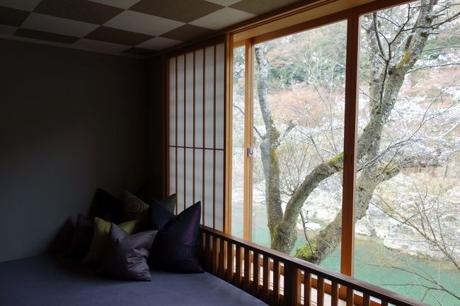 素敵な桜が部屋から見られる宿とのことでお誘い頂いた。<br /><br />京都嵐山から船に乗って15分程の山肌に建つ星のや。<br /><br />船が到着するときにはスタッフが整列してお出迎え。<br /><br />サービスや笑顔はさすが星のやといったところ。<br /><br />100年ほど前の建物を改装して利用しているとのことで急な坂も多く足腰の弱いお年寄りには全く配慮されていないので注意が必要。<br /><br />宿泊者の7割が外国人だそう。<br /><br />50平米ほどの部屋からは桜が綺麗に見える。<br /><br />まさに桜を見るためだけの部屋。<br /><br />テレビはなくひたすら贅沢に時間を過ごすコンセプトなのだろう。<br /><br />只、アメニティー、リネン、トイレットペーパーなどは安物でコスト削減が目に見えて少し興ざめする部分も。<br /><br />1泊10万円もする部屋にケチケチしてどうする?<br /><br />今や日本を代表する星のやではあるが儲け主義に走ってもらっては悲しいというもの。<br /><br />訪れるお客様を笑顔にするサービスや設備を常に追求して頂きたい。<br /><br /><br />他の星野リゾート<br />大分 界ASO<br />http://4travel.jp/traveler/chinchikurin/album/10297029/<br /><br />大分 界ASO 夕食編<br />http://4travel.jp/traveler/chinchikurin/album/10309828/