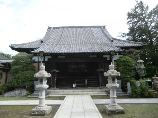 金沢文庫称名寺（しょうみょうじ）赤門に隣接する楽王寺（やくおうじ、神奈川県横浜市金沢区寺前）は正式には三療山医王院薬王寺とい言い、真言宗三室派で鎌倉時代末期の創建と言われています。<br /><br />横浜市文化財として「種子両界曼荼羅図」が保存されている事は有名ですが、他方御本尊の薬師如来は源範頼（みなもと・のりより、１１５６～１１９３）の念持仏と言われており、毎年８月２４日の命日には範頼の官位従五位下・三河守から「三河忌」の追善供養をしています。<br /><br />ご承知の通り範頼は鎌倉幕府創設の源頼朝の異母弟で木曽義仲討伐や平家追討で義経とともに活躍した武将ですが、やがて謀反の疑いをかけられ伊豆修善寺に幽閉、後に頼朝の命を受けた梶原景時に攻められ自害した悲劇の人物です。<br /><br /><br />２０２２年８月１３日追記<br /><br />「横浜金沢観光協会」では当該寺院について下記のように紹介されています。<br /><br />『　三療山医王院薬王寺<br /><br />本尊：薬師如来（やくしにょらい）<br />創建：鎌倉時代前期<br /><br />神長倉幕府を開いた源頼朝の弟・三河守源範頼は、伊豆修善寺にて梶原景時に攻められ自刃しました。<br /><br />源範頼公の別邸の地、瀬が崎に公の霊を弔うために建立された真言宗の寺で、三癒山癒偏照坊と称し、その後衰えましたが再建され、江戸時代に三療山薬王寺と改名し現在に至ります。<br /><br />本尊の薬師如来は源範頼公の念仏堂といわれています。<br /><br />鎌倉時代末期の聖観音菩薩像、金剛界（こんごうかい）・胎蔵界曼荼羅（たいぞうかいまんだら）等の昔からの法具が伝わっています。<br /><br />源範頼公の位牌を奉り、毎年８月２４日の命日には「三河忌」として追善供養を行なっています。<br /><br />朝晩の６時に鐘を鳴らし、時を知らせています。』