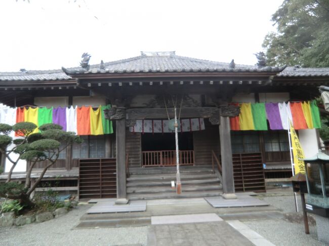京浜急行逗子線神武寺駅から徒歩5分、高野山真言宗青龍山・東昌寺(とうしょうじ、神奈川県逗子市池子)は鎌倉にあった東勝寺(とうしょうじ)が起源となっています。元弘3年(1333)、新田義貞軍により鎌倉に攻め込まれた北条高時以下一族を含む約870名が東勝寺にて自刃し、141年続いた鎌倉幕府はここに終焉を迎えます。東勝寺住職の新海和尚は源頼朝が平家亡霊の成仏祈願の為に造立させたというご本尊の大日如来像をいち早く救い出し、当地に東勝寺を再建します。江戸時代になりますと当地は鎌倉の英勝寺(えいしょうじ)の支配下に入ったため寺名の「勝」を「昌」に改め現在に至ってます。英勝寺は徳川御三家、水戸徳川初代徳川頼房の養母であった太田道灌の塁孫娘が英勝院尼となって開基したことで著名な尼寺ですが、水戸徳川家への遠慮からの改名と思われます。上述の通り鎌倉時代から由緒ある社寺ではありますが、境内の規模に恵まれないこともあり不本意な境遇に置かれているようですがそれに反してピリッとした歴史の重みを感じざるを得ません。2022年8月14日追記東昌寺ホームページには下記の如く詳細にわたって紹介されています。『 東昌寺歴史東昌寺は、鎌倉時代に北条泰時公により執権家歴代の菩提寺として鎌倉の西ケ谷(鎌倉市小町)に建立された東勝寺に由来すると伝えられています。東勝寺は、当時、青龍山東勝寺と呼ばれていました。一方、後に東昌寺の境内に移されることになった丈六阿弥陀如来を祀った阿弥陀堂が、承久2年(1221年)に池子の大上阿弥陀ケ谷(おおがみあみだがや、現在の県立逗子高校の奥)に建立されました。この阿弥陀堂は、源実朝公の非業の死を弔うために母の政子が、仏師・運慶に依頼して丈六阿弥陀如来像を作像させ祀ったという石碑がありました。元久3年(1333)5月22日、新田義貞の率いる大軍が、稲村ガ崎から鎌倉に攻め込みました。北条勢は、必死に防衛しましたがその甲斐もなく、新田軍が若宮大路まで迫ってきました。その事を知った北条高時は、一族郎党とともに先祖代々の墓地のある東勝寺立てこもり、そこを最期の場所に選び、寺に火をかけて自害して最期を迎えました。この戦いは、東勝寺合戦として知られています。この戦火の中を当時の東勝寺の住職・信海和上はただ一人で本尊の大日如来像(平家亡霊の成仏祈願のため、頼朝が全信僧都に命じて造立したと伝えられる)を守り、山道伝いに池子に落ちのびて東勝寺を再建したと伝えられています。江戸時代になって池子は、寛永14年(1637)に水戸徳川家につながる尼寺の英勝寺の支配下になりました。この寺の名は、水戸家への遠慮から「勝」の字を「昌」に改め、「海照山東勝寺」から「青龍山東昌寺」に変わりました。また、英勝寺の命により阿弥陀堂が東昌寺境内に移されました。池子は、逗子市内で、もっとも古くから開けた土地で、古東街道として日本武尊(やまとたけるのみこと)の東征の道として使われていました。また、池子は、徳川家に支配されていたことから、徳川家の紋所(立三葉葵)が随所に見ることができます。享保12年(1727年)に火災になり、寺のすべてを消失しました。当時の住職の寛定、頼雄、海乗の三代にわたり50年をかけて復興事業を行い、今日の東昌寺ができました。』