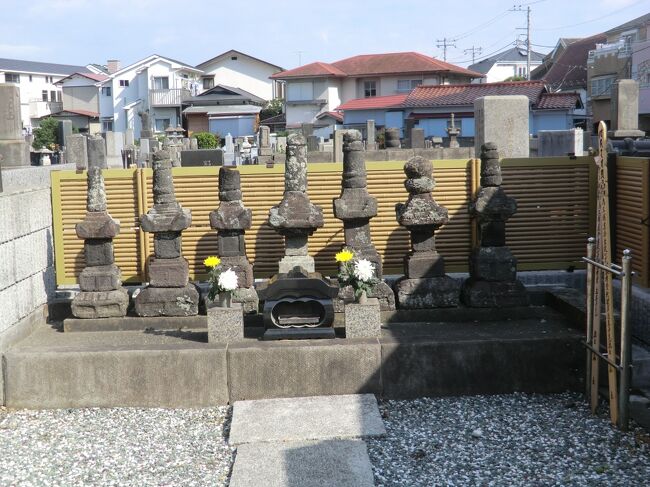 永正９年（１５１２）、小田原北条早雲の追撃を受け守備の住吉城から逃れ、当寺にて自刃した三浦義教（道香）（みうら・よしのり（どうこう）、？～１５１２）の墓所がこの黄雲山・延命寺(えんめいじ、神奈川県逗子市逗子）にあります。<br /><br />鎌倉時代創設初期では三浦半島に勢力を得て最も頼朝の信頼が厚かった三浦氏は、当然ながら奈良時代創建の当寺の堂宇等修補を尽くすなどして手厚い保護をします。やがて執権北条氏との権力闘争に敗れ、三浦氏嫡流は滅びますが傍流の佐原氏は北条氏との婚姻関係故、三浦氏の家督を引継ぎを認められますがあくまでも北条氏の臣下の扱いでした。<br /><br />元弘３年（１３３３）、北条高時らが新田義貞に鎌倉に攻め込まれ１４１年の鎌倉幕府は終焉を迎えます。一方三浦氏は戦国時代の中で勢力を回復しつつ、また関東管領扇谷上杉氏の支援を得て三浦半島のみならず相模国西部にも影響力を拡大します。<br /><br />他方伊豆の韮山（にらやま）から小田原に拠点を移し東進の小田原北条氏は相模国支配の為には三浦氏攻略が最大の目標であり、その為岡崎城（現平塚市）を攻め落とし城主三浦義同（みうら・よしあつ、１４５１～１５１６）を追い詰めます。<br /><br />岡崎を追われた義同は海城である住吉城を目指しますが既に北条軍攻撃を受け、実弟で城主三浦義教は部下とともに当地へ退去するも逃げ切れぬと判断し自害を遂げます。<br /><br /><br />２０２２年８月１１日<br /><br />当該寺院のホームページには下記の如く紹介されています。<br /><br />『　延命寺沿革<br />天平時代・創立開祖<br />奈良時代聖武天皇の天平年中（７２４～７４９）行基菩薩が開創し御自作の延命地蔵菩薩座像を安置したこと伝えられる。<br /><br />天平年中、行基菩薩東国巡賜の折、当地に留賜され夜中に黄雲が園林の上にたなびき延命地蔵菩薩が忽然として端厳微妙の相を示現したまえるを見て措く所を知らず、直ちに木を刻してその妙相を残し伽藍を創建したと伝えられる住吉は延命地蔵菩薩を本尊とした。<br /><br />平安時代・逗子の地名発祥<br />平安時代となり空海（弘法大師）様が下野の国二荒山登山のみぎり、当山に立ち寄り延命地蔵菩薩安置する厨子を設けられ以来、住民尊信の的となり、いつしかこの地を「厨子」と呼び現在の「逗子」の地名発祥と伝えられている。<br /><br />鎌倉時代<br />鎌倉時代となり三浦氏の一党が大いに当寺を補修して祈願寺とする。<br /><br />室町時代<br />室町時代の末には、北条氏の三浦氏攻めに敗れた三浦一族の一人、三浦道香主従は当山において自害される。三浦道香・主従の武士の墓は境内に存す。<br /><br />北条・徳川時代<br />北条氏の帰依を得、天文年間隣朝賢（天文２０年・１５５１年３月２５日没）が中興の祖となる。天正１９年（１５９１年）１１月には徳川家康公より御朱印５石を下付される。頼雄・尊栄の師資相次いで復興を計り貞享４年（１６８７年）伽藍竣工し新たに大日如来尊像造立して本尊とし、檀越協力を得て当山を護持する。<br /><br />明治・大正j時代<br />明治２９年（１８９６年）大火災により鐘楼を残し全て焼失する。更に関東大震災により仮本堂９棟全潰の災厄にあい、第七十一世本瑞代、震災直後直ちに復興に着手、大正１３年（１９２４年）１１月起工し大正１４年に旧本堂を竣工する。<br /><br />昭和時代<br />第七十二代祐瑞代に弘法大師御誕生千二百年記念事業として昭和４９年起工し昭和５２年４月末完工、新本堂落慶を記念して「逗子大師」と称し、その後第七十三世宣円代に檀信徒及び参詣者の増加により旧会館の狭小及び老朽の為、庫裏等の改築を発願し諸般の協力を得て弘法大師御遠忌千百五十年記念事業として檀徒会館及び庫裏の建築に着手、昭和５８年１０月起工、」昭和５９年９月に竣工する。<br /><br />平成時代<br />時代の変化に伴い永代供養（納骨堂）を新たに始める。旧鐘楼堂老朽にともない第七十四世現住職宣優代において、平成２７年高野山開創千二百年記念事業として鐘楼堂新築を発願、平成２８年１月着工、同年１０月完成する。梵鐘は元禄３年（１６９０年）銘を記して、文政５年（１８２２年）再鋳造されたが大戦供出した為、現在の梵鐘は昭和３０年に新鋳しこの度の新築事業に於いてもその音色を引き継ぎ「平和の鐘」として竣工する。』<br /><br /><br /><br /><br />