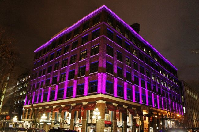 2012<br />【-- １２月２９日・３０日 --】ＶＣ・ＳＦ<br /><br />■「冬のバンクーバーの気候」<br /><br />天候は日本で調べてきた通り滞在中は曇り＆小雨<br />晴れ間を見たのは少しだけだったような。<br />帰国数日後、私は風邪をひいた。北米風邪だ。<br /><br />何処で？？サンフランシスコ or バンクーバー ？<br /><br /><br />答えはサンフランシスコ<br /><br />バンクーバーの天候 → 曇り＆小雨<br />サンフランシスコ → 晴れ all day<br /><br />「ミストシャワーに包まれて(^_^)v」<br /><br />サンフランシスコはバンクーバーと比べて<br />青空ばかり。旅行には最適だったと思う。<br />でも空気は硬い。ミネラルウォーターに<br />例えるなら<br /><br />ＳＦＯ → 硬　水<br />Ｖ　Ｃ → 軟　水<br /><br />バンクーバーの冬は初めてだったが空気が<br />柔らかい。小雨と言っても英語でいう"shower"<br />滞在中ミストシャワーに包まれて風邪とか<br />インフルエンザの心配はなかった。<br /><br />だから世界でも住みやすい国のベスト５に選ばれるのかな