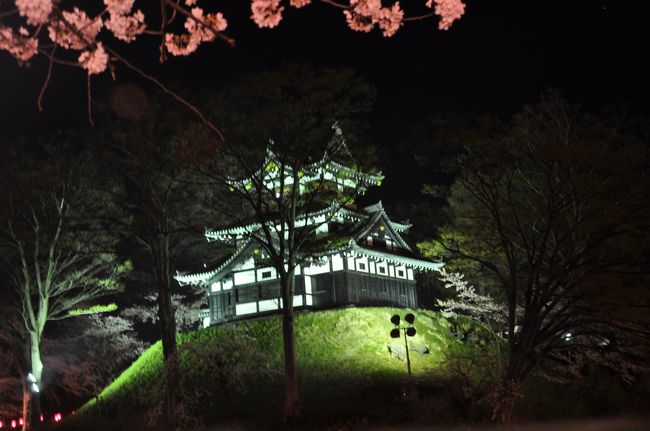 「日本三大夜桜」の一つ新潟県上越市にある「高田公園」と「天下第一の桜」と称される長野県伊那市にある「高遠城址公園」に行ってきました。<br />地域的に北と南なので、両方満足するには少し無理があります。<br />予想では高田100%、高遠120%でしたが行ってみると・・・<br />