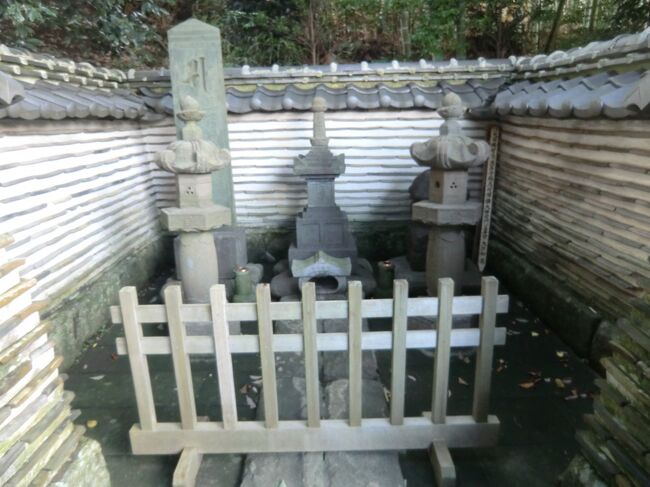 平安時代後期から三浦半島に於ける一大豪族で、治承4年(1180)源頼朝が伊豆で僅か三百の手勢をもって平家追討の旗揚げをした際いち早く頼朝側に立った三浦一族の総帥である三浦義明(みうら・よしあき、1092~1180)の墓が義明山・満昌寺(まんしょうじ、神奈川県横須賀市大矢部)にあります。<br /><br />三浦氏の本拠は満昌寺の西方5-6Kmの高台に位置する衣笠城で、頼朝が平家に反旗をひるがえすとの知らせを聞くや自ら全勢力を挙げて石橋山に向かいます。ところが折からの暴風雨で川が氾濫し渡れずにいる内に頼朝敗北の報せを聞きやむなく引揚げる途中に平家方についていた畠山重忠軍と遭遇、三浦軍は相手に痛撃を与え衣笠に戻ります。<br /><br />思いがけない戦いに痛手を受けた畠山軍は一族の江戸氏・川越氏の応援を得て衣笠を包囲攻撃します。難攻不落の衣笠城ではありますが総勢三千に及ぶ攻め手の攻勢には守り手の約五百では守備に自ずから限界があります。<br /><br />ついに義明は全員を集め、「自分はここに残るが皆は早く逃げろ」と一族郎党と別れを告げて自らは覚悟の死を遂げます。<br /><br />義明に別れた三浦一族は久里浜から船に乗って房総へ逃れ、前後して房総に身を置いた頼朝と合流します。<br /><br />鎌倉に幕府を創設した頼朝は義明のことを忘れておらず、緒戦における義明の奮闘振りを讃え、建久5年(1194)頼朝の意思に基きその冥福を祈るために創建されたと伝えられています。<br /><br /><br />2022年8月15日追記<br /><br />当該寺院ホームページには下記の通り紹介されています。<br /><br />『 沿革<br /><br />当山は建久5年(1194)、三浦大介義明を開基として源頼朝が建立して820年余の星霜をへた名刹である。<br /><br />この年は義明が逝って14年もたったが、頼朝は伊豆挙兵のおりに老体を投げうち、幕府開設の礎となった無二の忠臣義明の霊に一宇を献じたかったのであろう。<br /><br />140年ののち、仏乗禅師が中興開山となり、臨済宗建長寺派の寺となり、禅寺として今に至っている。<br /><br />宝永2年(1705)火災にあい堂宇が鳥有に帰したのを、寛延2年(1749)仏心禅師が再建し、旧山号の雲龍山を改め、義昭山としたと伝えられている。<br /><br />義明の法名は万昌寺殿義明禅鑑大禅定門といい、位牌は本尊の右手におまつりしている。本堂前のサツキの大株は「頼朝手向けの牡丹花」といわれている。』<br /><br />