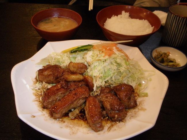 以前から四日市のとんてきを食べに<br />「まつもと来来憲」さんに行こうと主人と話してて<br />明日出かけようと計画をしたその日に<br />何とTVで紹介されてしまいました<br /><br />TVに出た翌日って皆さん出かけられて<br />大行列になってしまうんではないかと心配<br />案の定、人があふれてて待ちの順番は12番目<br />でも、意外に早く名前を呼ばれ席に着く事ができました<br /><br />お料理もおいしかったのですが<br />お店の店員さんのテキパキとした動きに感心しました<br />