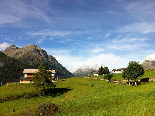 ウンターエンガディン地方は、スイス南東部にあります。<br />谷間に点在しているいくつかの村を、グアルダ(Guarda)から、シュクオール(Scuol)まで、歩きました。<br /><br />※この旅行記は、ANA旅達空間に掲載したものを、加筆、修正したのもです。