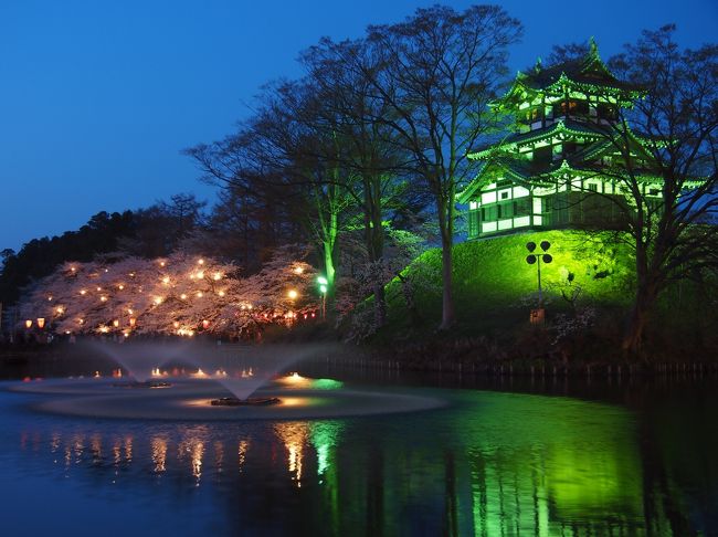 【１泊２日の旅。高田公園夜桜見物】<br /><br />春めく越後路へ｡｡｡<br /><br />新潟県上越市にある高田公園は、「日本さくら名所100選」に選ばれるほど桜の名所であるとともに、特にライトアップされた夜桜も素晴らしく、こちらも「日本三大夜桜」と称される美しさだそうです。<br />桜の開花予報を確認してみると、ちょうどこの週末が見ごろとのことで、これはぜひにも行かねばと思い、上越・高田の地を訪れてみました。<br /><br />まさに満開の桜とともにライトアップされた高田城三重櫓がお堀の水面に映し出される様は、「ああ…日本だな」と思わせる幻想的な情景でした｡｡｡<br /><br />〔旅の行程〕<br />・高田駅前 ～ 高田公園 (高田城跡)/高田城三重櫓 ～ 高田駅前<br /><br />【旅行記その１】～上越・直江津に親鸞聖人ゆかりの名所・旧跡を訪ねる～<br />　http://4travel.jp/traveler/akaitsubasa/album/10774525/<br />【旅行記その２】～戦国の名将・上杉謙信公の居城　春日山城登城記～<br />　http://4travel.jp/traveler/akaitsubasa/album/10775237/<br />【旅行記その４】～（もう１回！）「2013 高田城百万人観桜会」 で朝日に照らされた桜を愛でる～<br />　http://4travel.jp/traveler/akaitsubasa/album/10777490/ <br />【旅行記その５】～「天地人」の故郷に、直江兼続公の足跡を訪ねる～<br />　http://4travel.jp/traveler/akaitsubasa/album/10778878/<br /><br /><br />【2013 桜を愛でる旅】<br />・早春の風物詩・色艶やかな河津桜を愛でにゆく【前編】～東海道本線・521Mに乗り伊豆半島へ～<br />　http://4travel.jp/traveler/akaitsubasa/album/10756760/<br />・早春の風物詩・色艶やかな河津桜を愛でにゆく【後編】～どこまでも続く河津桜の桜並木を眺めて…～<br />　http://4travel.jp/traveler/akaitsubasa/album/10757597/<br />・江戸東京まちなか散歩【５】～2013 千代田・さくらの名所をゆく①（皇居東御苑・北の丸公園編）～<br />　http://4travel.jp/traveler/akaitsubasa/album/10759740/<br />・江戸東京まちなか散歩【６】～2013 千代田・さくらの名所をゆく②（千鳥が淵・靖国神社・外濠公園編）～<br />　http://4travel.jp/traveler/akaitsubasa/album/10759891/